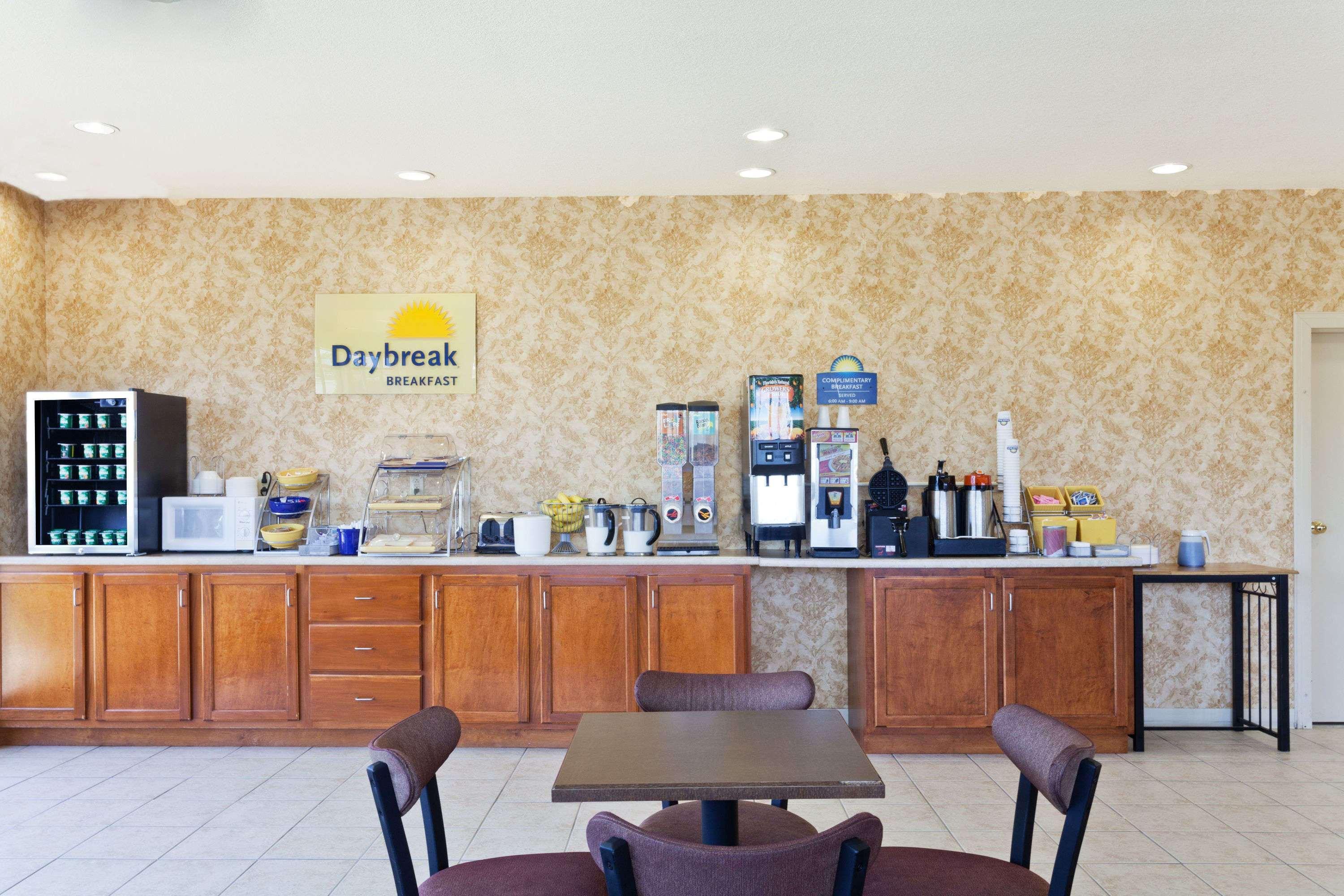 Days Inn & Suites By Wyndham Wynne Ngoại thất bức ảnh