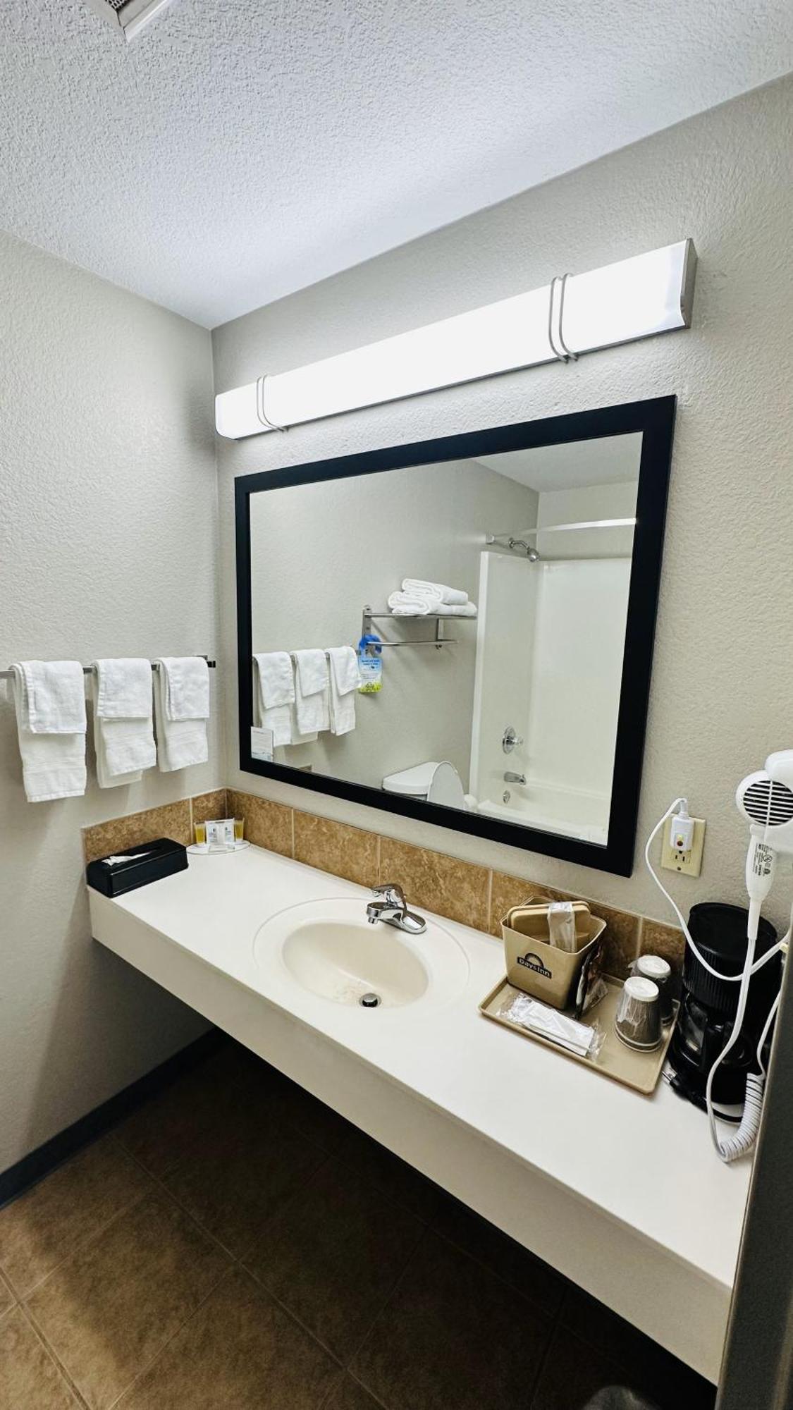 Days Inn & Suites By Wyndham Wynne Ngoại thất bức ảnh