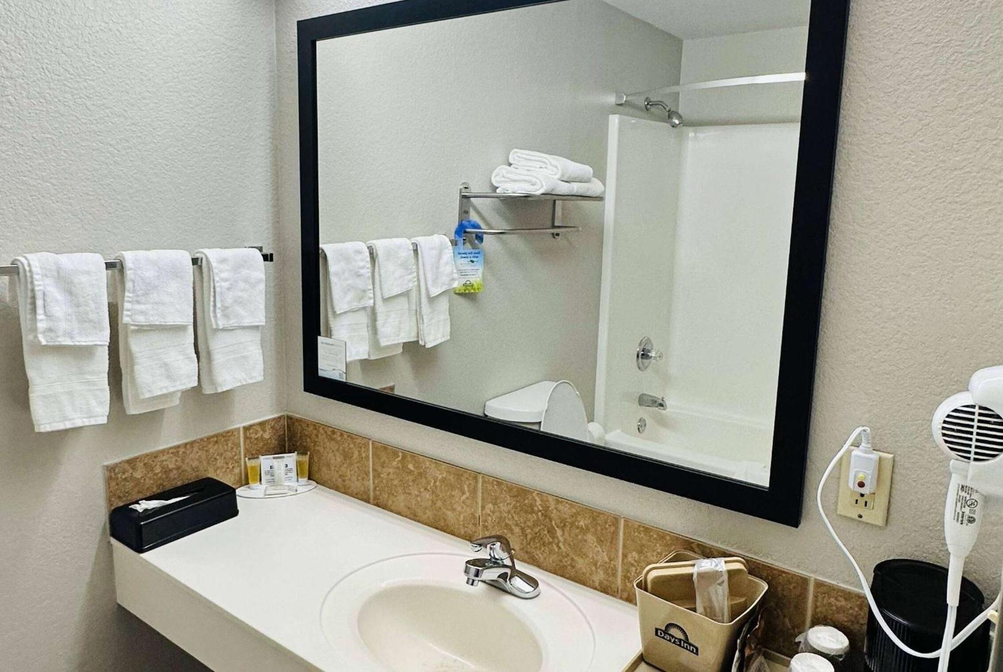 Days Inn & Suites By Wyndham Wynne Ngoại thất bức ảnh